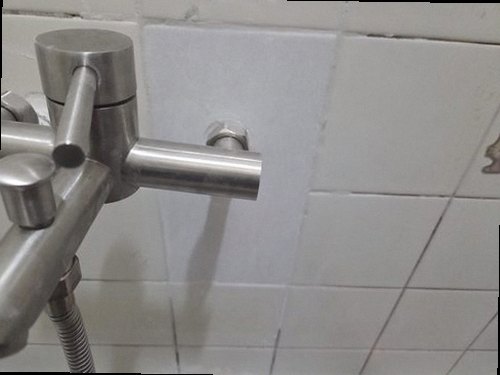 부산 동구 누수탐지 벽면 얼룩과 창틀 둘레 실란트를 살피는 모습