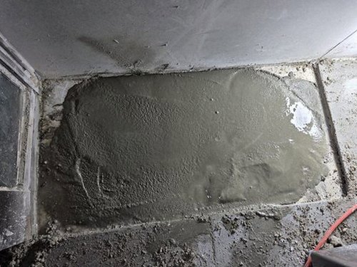 부산 동구 누수탐지 베란다 바닥과 배관 연결부를 점검하는 모습